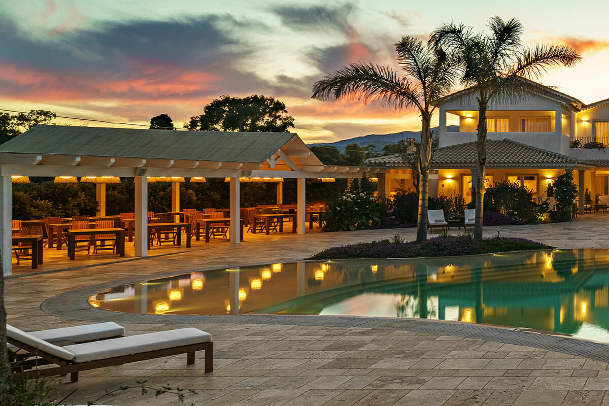 Elegante Pool Bar del Sant'Efis Hotel a Pula, immerso nel giardino tropicale con vista piscina