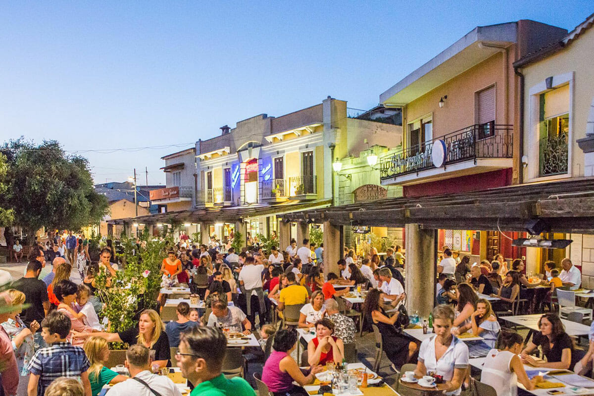 La vivace piazza centrale di Pula con locali e vita mondana, a breve distanza dal Sant'Efis Hotel