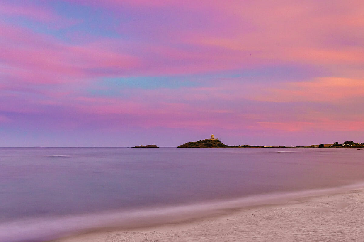 La spiaggia di Su Guventeddu a Pula con acque turchesi, situata di fronte al Sant'Efis Hotel