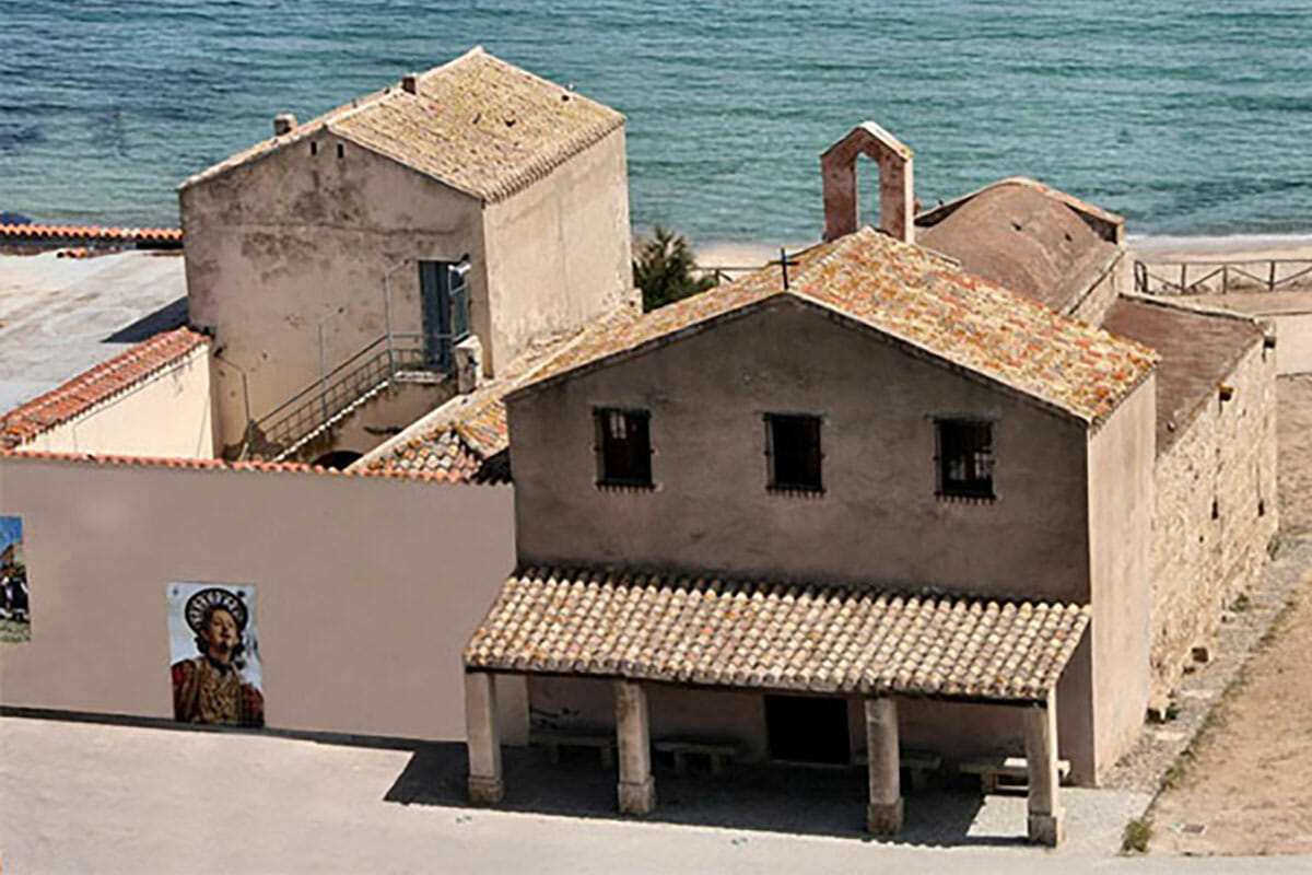La suggestiva Chiesa di Sant'Efisio a Pula, situata a pochi passi dal Sant'Efis Hotel e vicino all'area archeologica di Nora