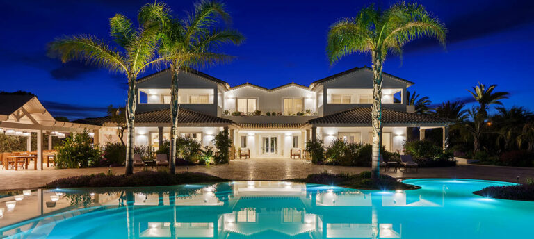 Esterni e design del lussuoso boutique hotel Sant'Efis a Pula, immerso nel verde vicino a Nora