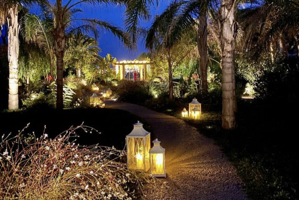 Allestimento per matrimoni ed eventi di lusso nel giardino del Sant'Efis Hotel a Pula