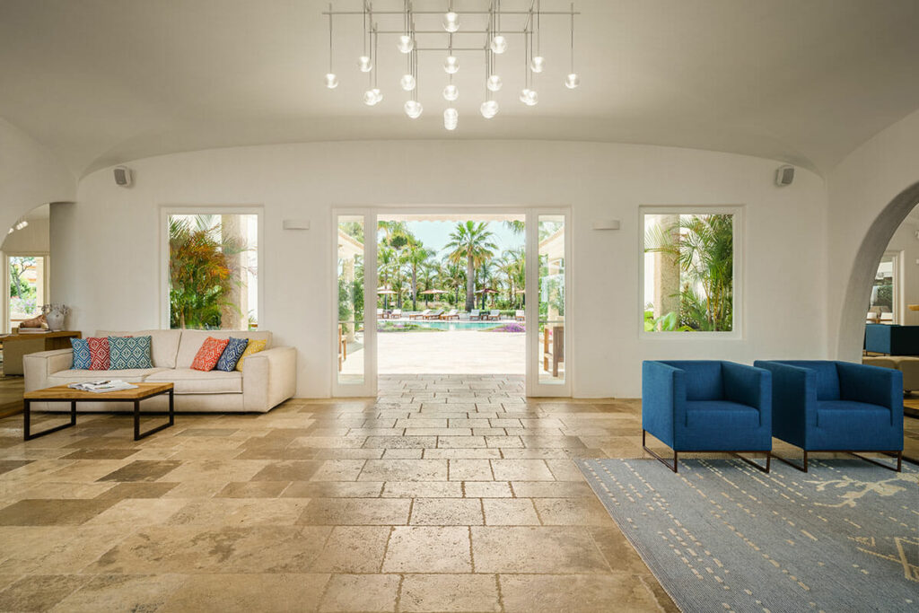 Elegante Hall e area ricevimento del Sant'Efis Hotel a Pula, design mediterraneo e lusso 4 stelle superior