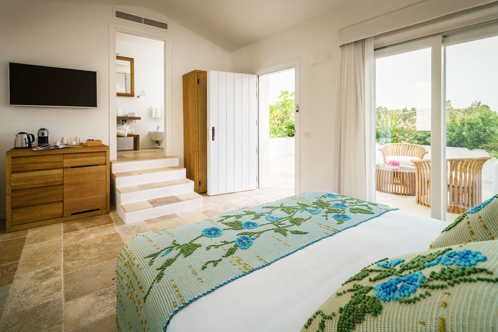Interni eleganti di una Suite di lusso presso il Sant'Efis Hotel a Pula, Sud Sardegna