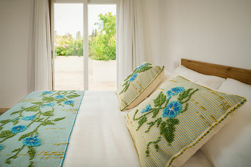 Interni eleganti di una Suite di lusso presso il Sant'Efis Hotel a Pula, Sud Sardegna