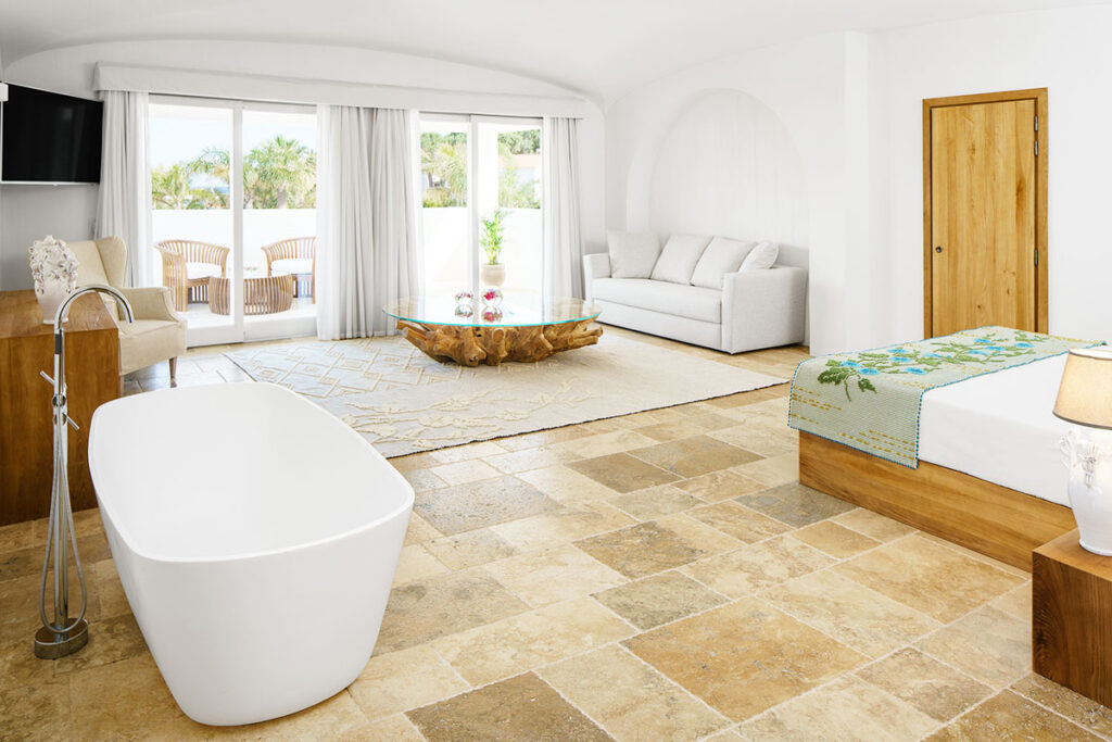 Interni eleganti di una Suite di lusso presso il Sant'Efis Hotel a Pula, Sud Sardegna