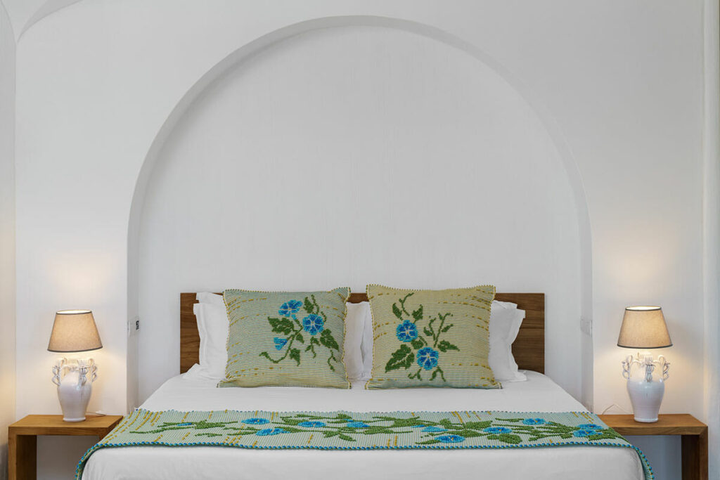 Interni eleganti di una Suite di lusso presso il Sant'Efis Hotel a Pula, Sud Sardegna