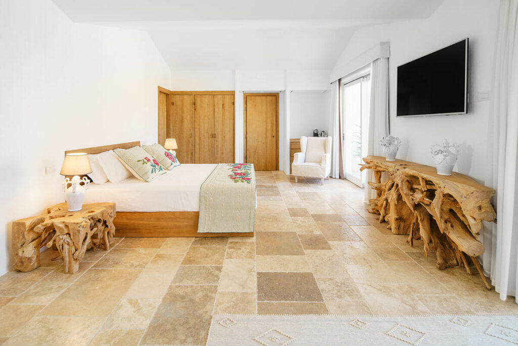 Interni eleganti di una Suite di lusso presso il Sant'Efis Hotel a Pula, Sud Sardegna