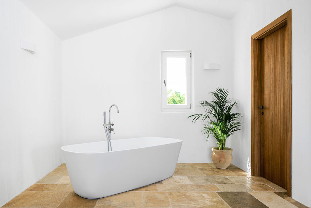 Interni eleganti di una Suite di lusso presso il Sant'Efis Hotel a Pula, Sud Sardegna
