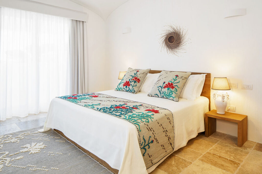 Interni eleganti di una Suite di lusso presso il Sant'Efis Hotel a Pula, Sud Sardegna
