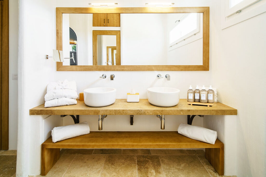 Interni eleganti di una Suite di lusso presso il Sant'Efis Hotel a Pula, Sud Sardegna