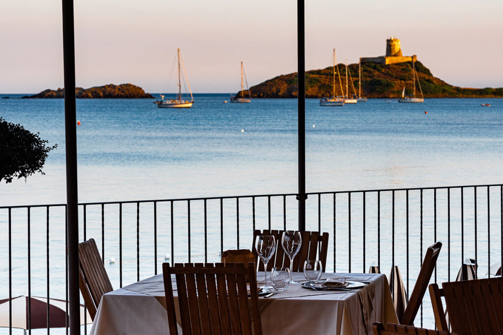 Tavoli eleganti del Ristorante Don Carlo con vista giardino e mare