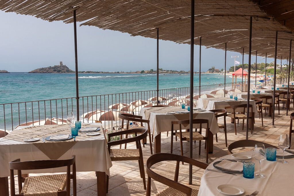 Tavoli eleganti del Ristorante Don Carlo con vista giardino e mare
