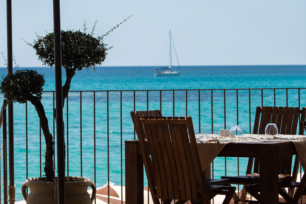 Tavoli eleganti del Ristorante Don Carlo con vista giardino e mare