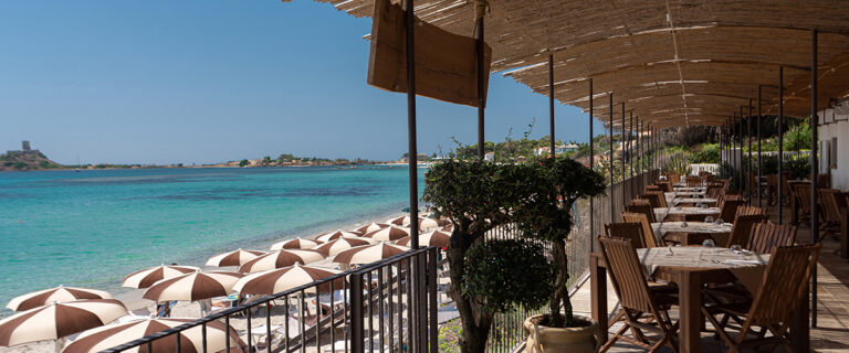 Ristorante Don Carlo fronte spiaggia a Pula: cena vista mare presso il Sant'Efis Hotel