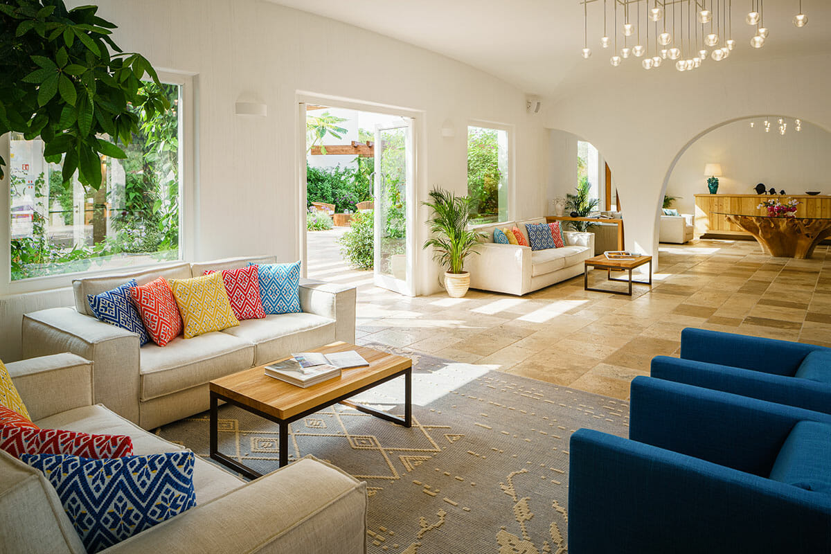 Hall di design del Sant'Efis Hotel a Pula: interni raffinati in stile mediterraneo e zona relax