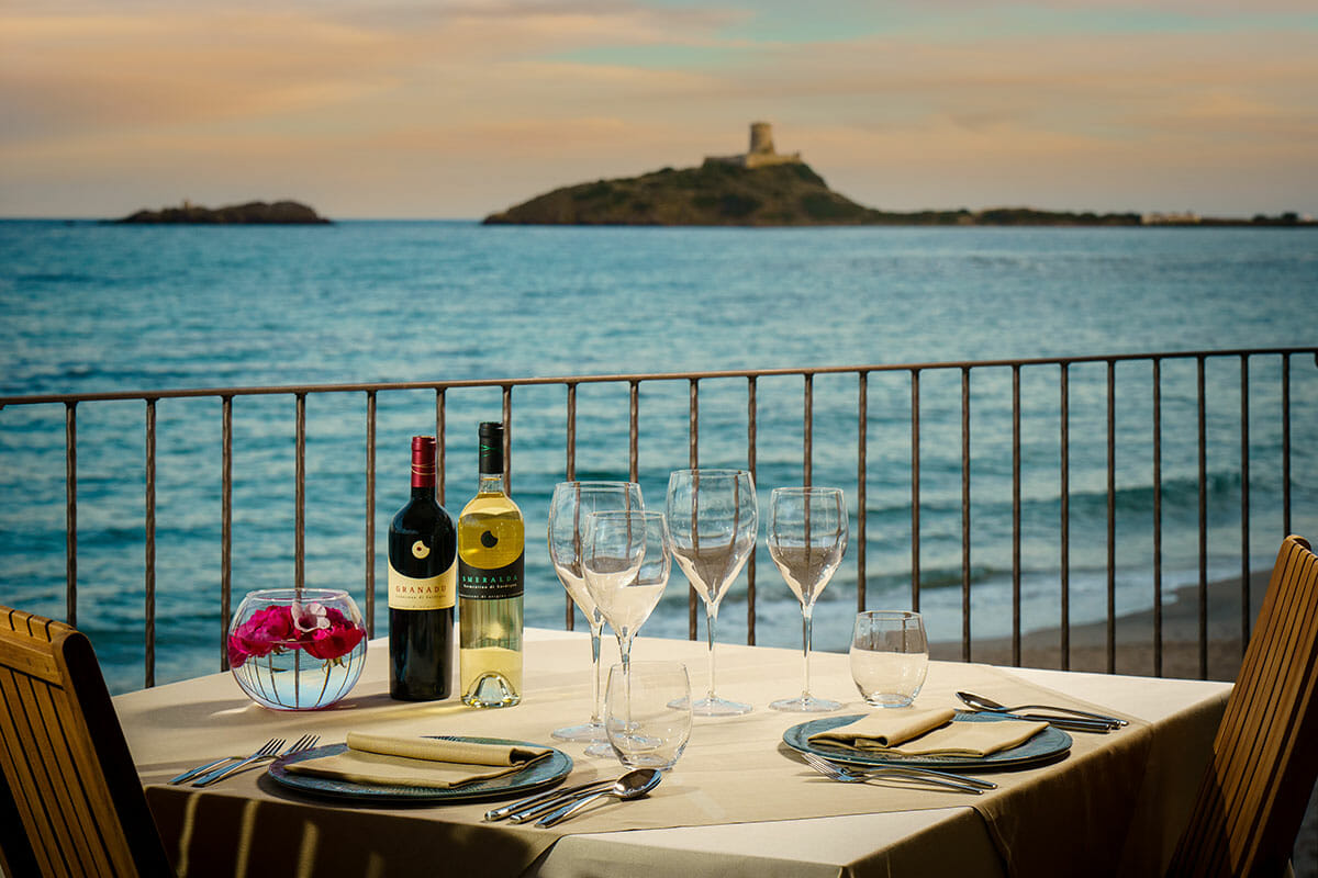 Sala elegante e atmosfera del Ristorante Don Carlo presso il Sant'Efis Hotel a Pula, Sardegna