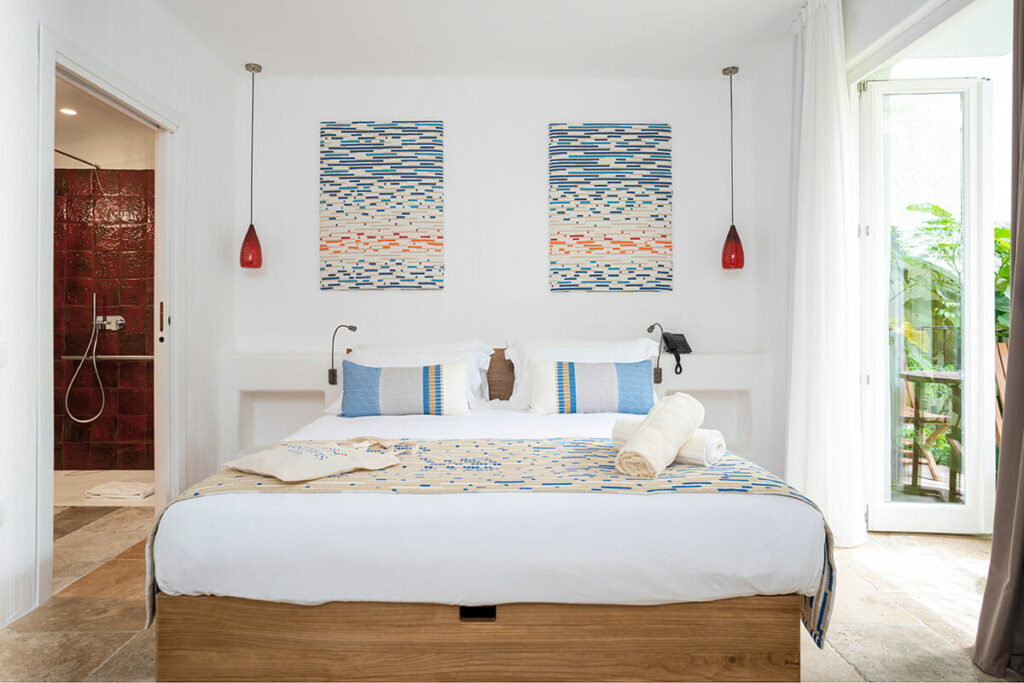 Hell und elegant eingerichtetes Prestige Zimmer im Sant'Efis Hotel Pula, Südsardinien