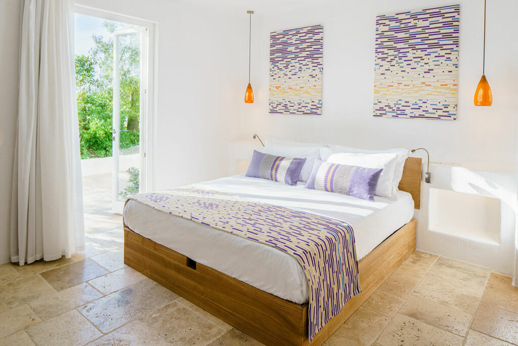 Hell und elegant eingerichtetes Prestige Zimmer im Sant'Efis Hotel Pula, Südsardinien