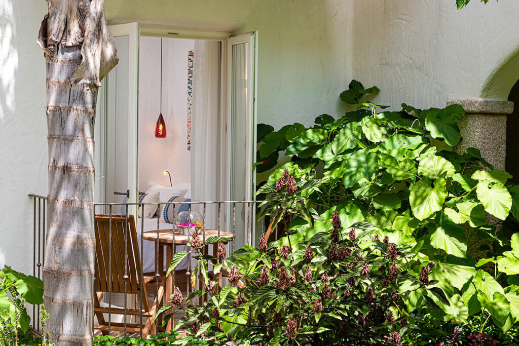 Hell und elegant eingerichtetes Prestige Zimmer im Sant'Efis Hotel Pula, Südsardinien