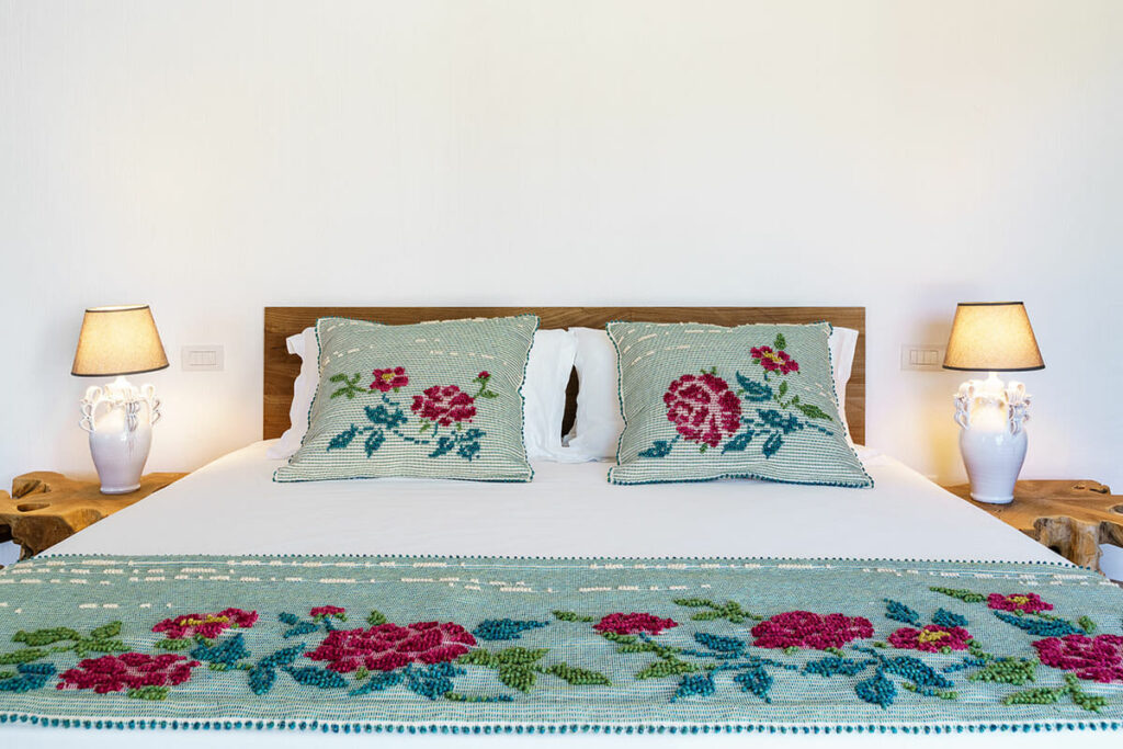 Elegantes Interieur einer Luxus-Suite im Sant'Efis Hotel in Pula, Südsardinien