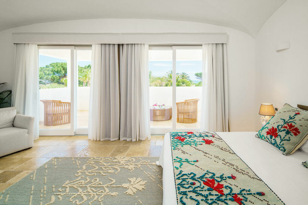 Elegantes Interieur einer Luxus-Suite im Sant'Efis Hotel in Pula, Südsardinien