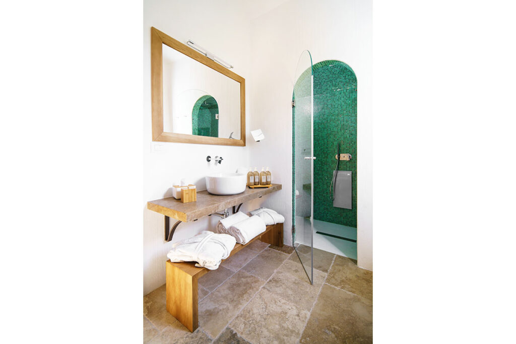 Elegantes Interieur einer Luxus-Suite im Sant'Efis Hotel in Pula, Südsardinien