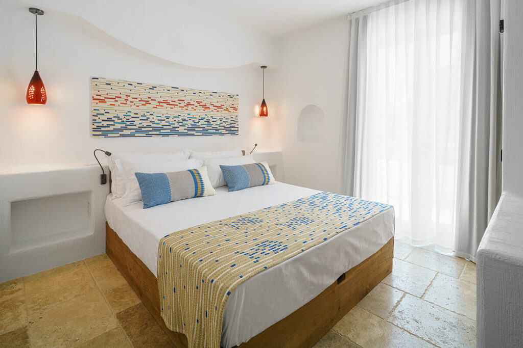 Une élégante chambre double à l'hôtel Sant'Efis de Pula, idéale pour un séjour en couple en Sardaigne.