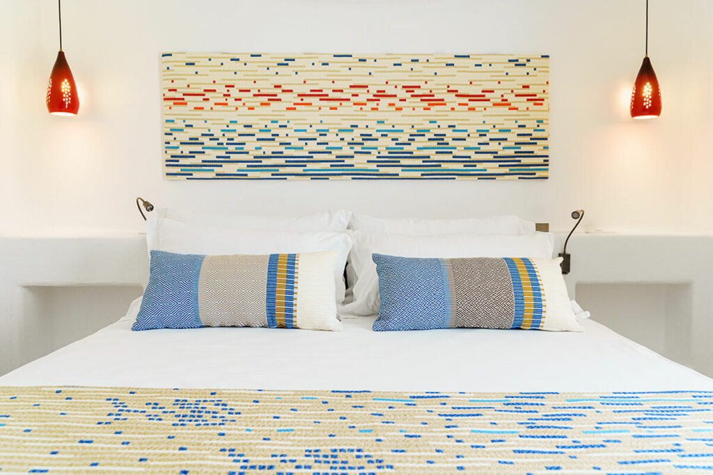 Une élégante chambre double à l'hôtel Sant'Efis de Pula, idéale pour un séjour en couple en Sardaigne.