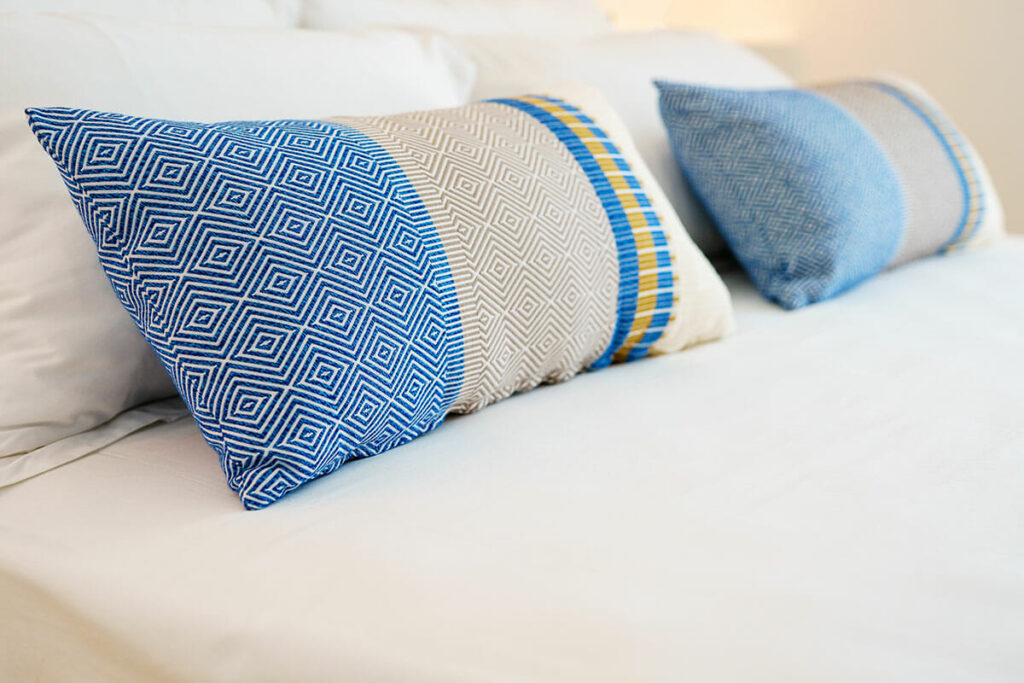 Une élégante chambre double à l'hôtel Sant'Efis de Pula, idéale pour un séjour en couple en Sardaigne.