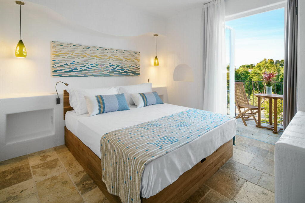 Une élégante chambre double à l'hôtel Sant'Efis de Pula, idéale pour un séjour en couple en Sardaigne.