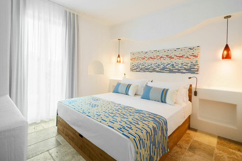 Une élégante chambre double à l'hôtel Sant'Efis de Pula, idéale pour un séjour en couple en Sardaigne.