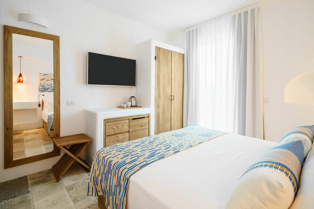 Une élégante chambre double à l'hôtel Sant'Efis de Pula, idéale pour un séjour en couple en Sardaigne.