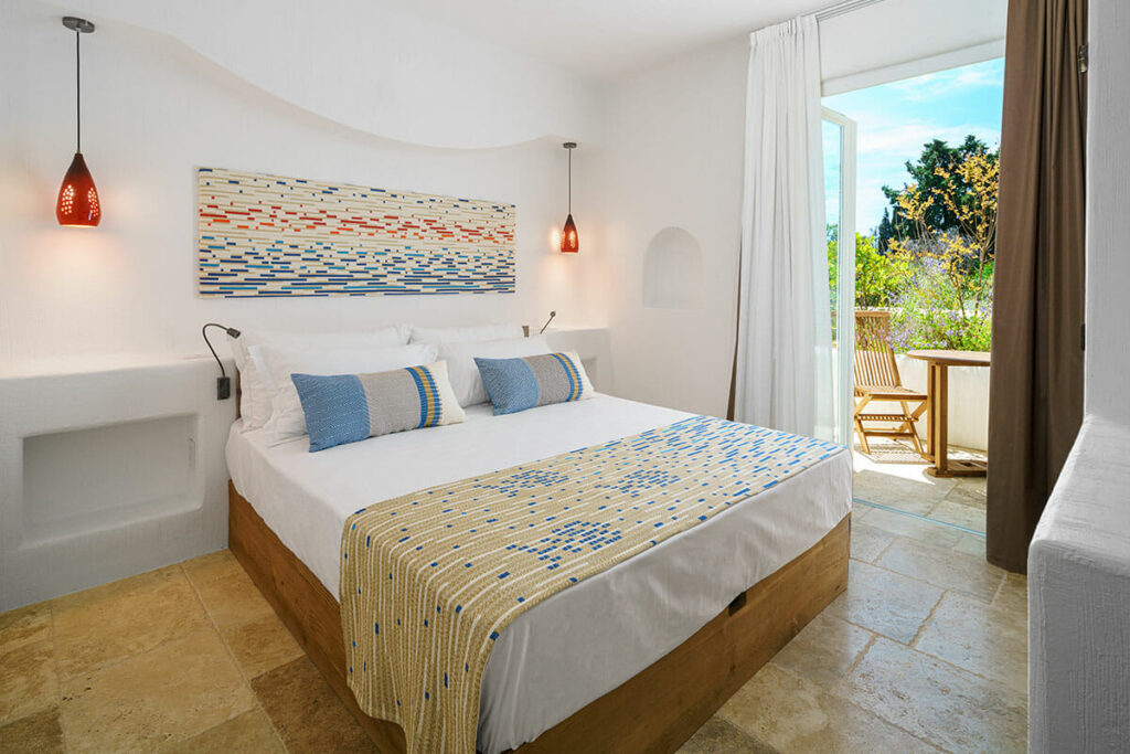 Une élégante chambre double à l'hôtel Sant'Efis de Pula, idéale pour un séjour en couple en Sardaigne.