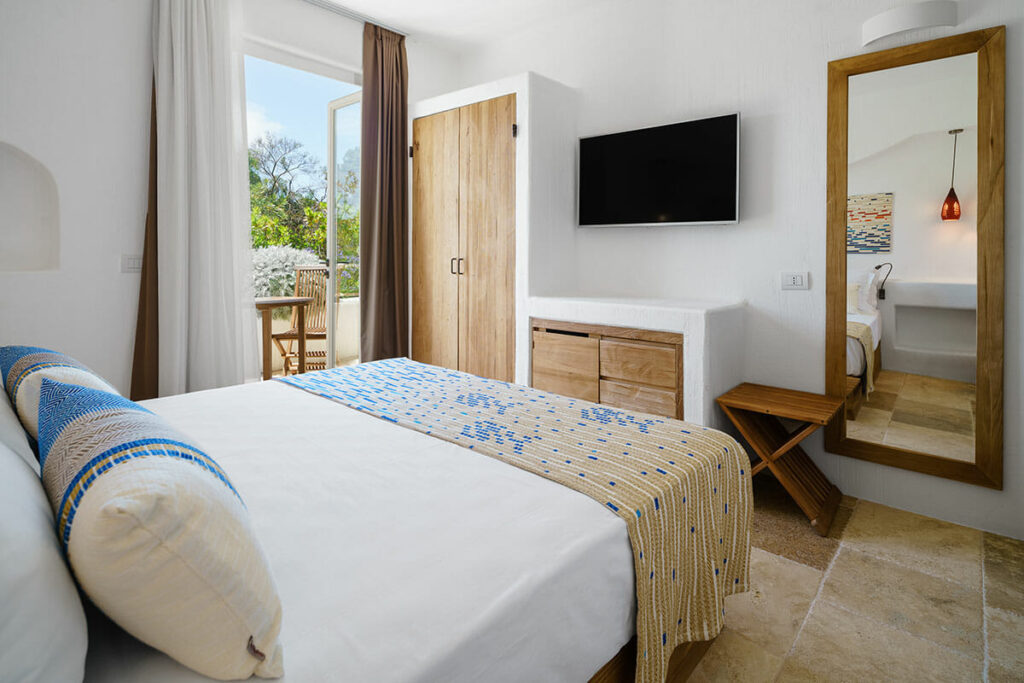 Une élégante chambre double à l'hôtel Sant'Efis de Pula, idéale pour un séjour en couple en Sardaigne.