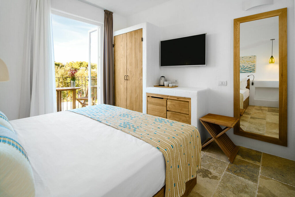 Une élégante chambre double à l'hôtel Sant'Efis de Pula, idéale pour un séjour en couple en Sardaigne.
