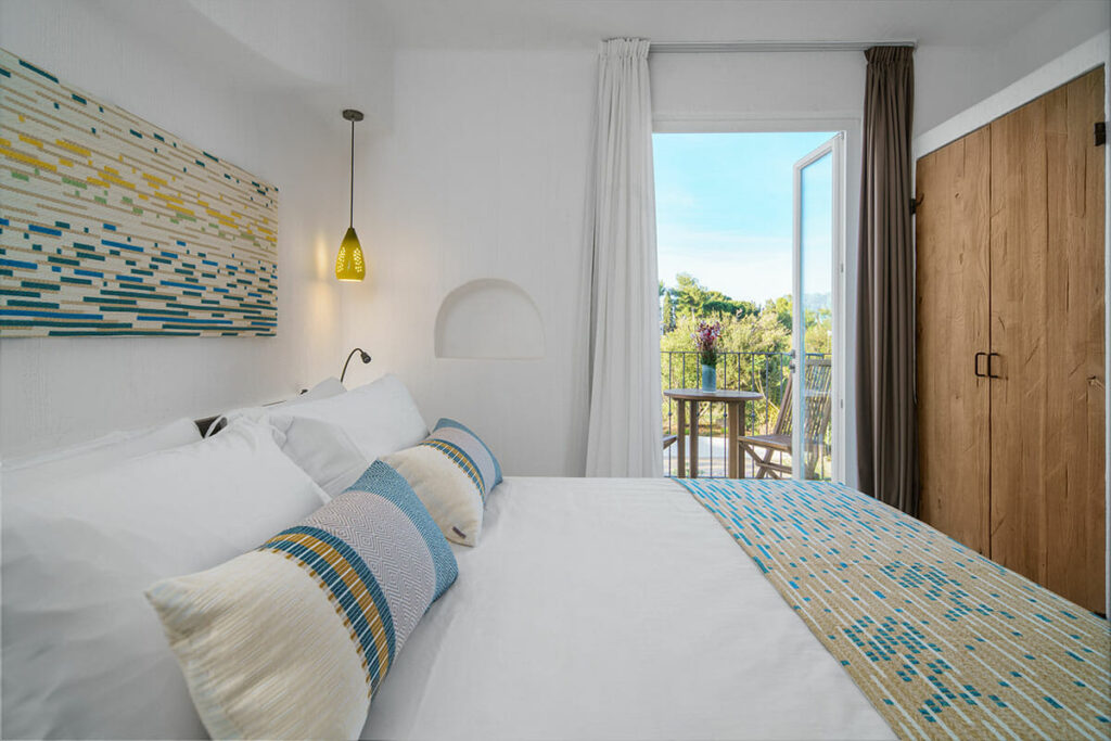 Une élégante chambre double à l'hôtel Sant'Efis de Pula, idéale pour un séjour en couple en Sardaigne.