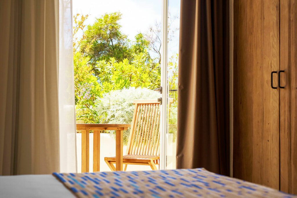 Une élégante chambre double à l'hôtel Sant'Efis de Pula, idéale pour un séjour en couple en Sardaigne.