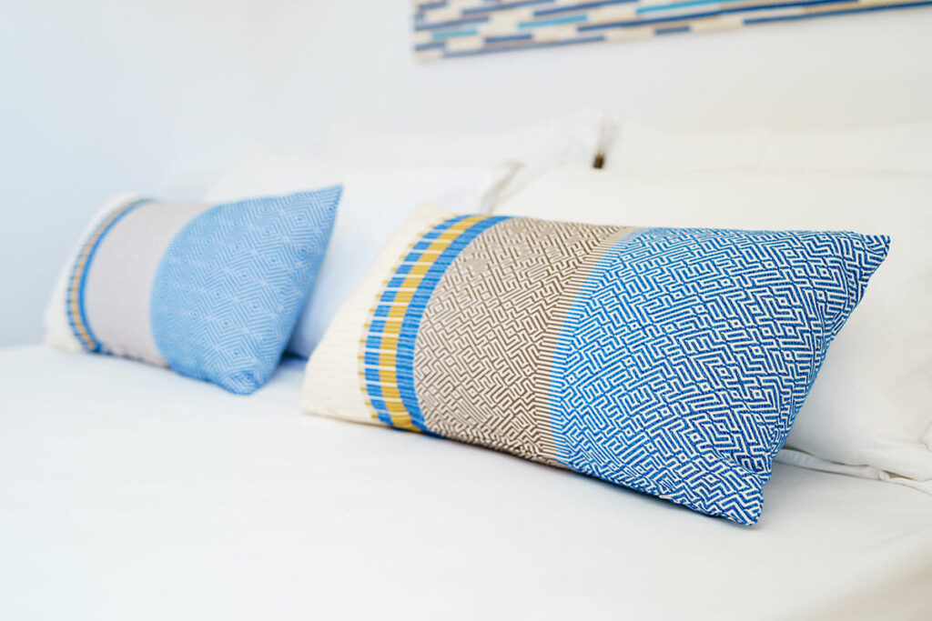 Une élégante chambre double à l'hôtel Sant'Efis de Pula, idéale pour un séjour en couple en Sardaigne.