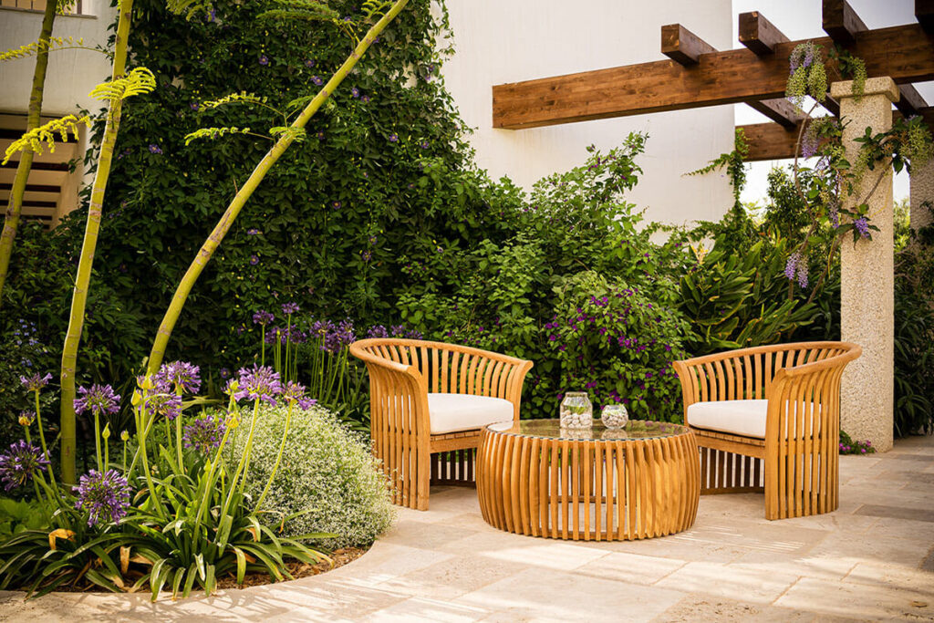 Le jardin de l'hôtel Prendas Sant'Efis est-il orné de plantes méditerranéennes