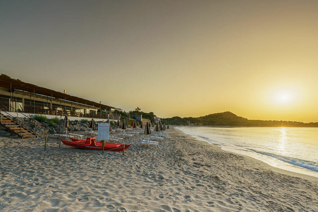 Plage de Su Guventeddu à Pula: eau cristalline et accès direct depuis l'hôtel Sant'Efis.