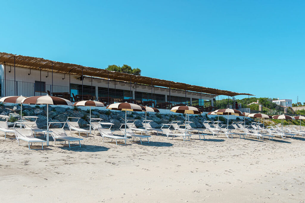 Plage de Su Guventeddu à Pula: eau cristalline et accès direct depuis l'hôtel Sant'Efis.
