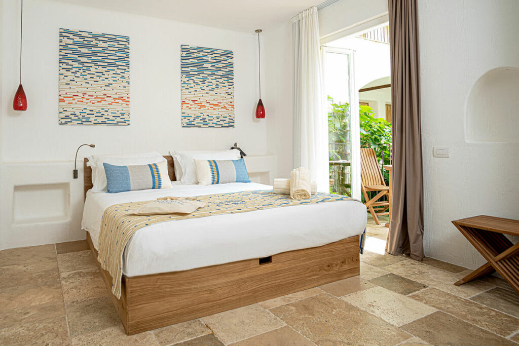 Chambre Prestige à l'hôtel Sant'Efis de Pula : design élégant et confort supérieur en Sardaigne.
