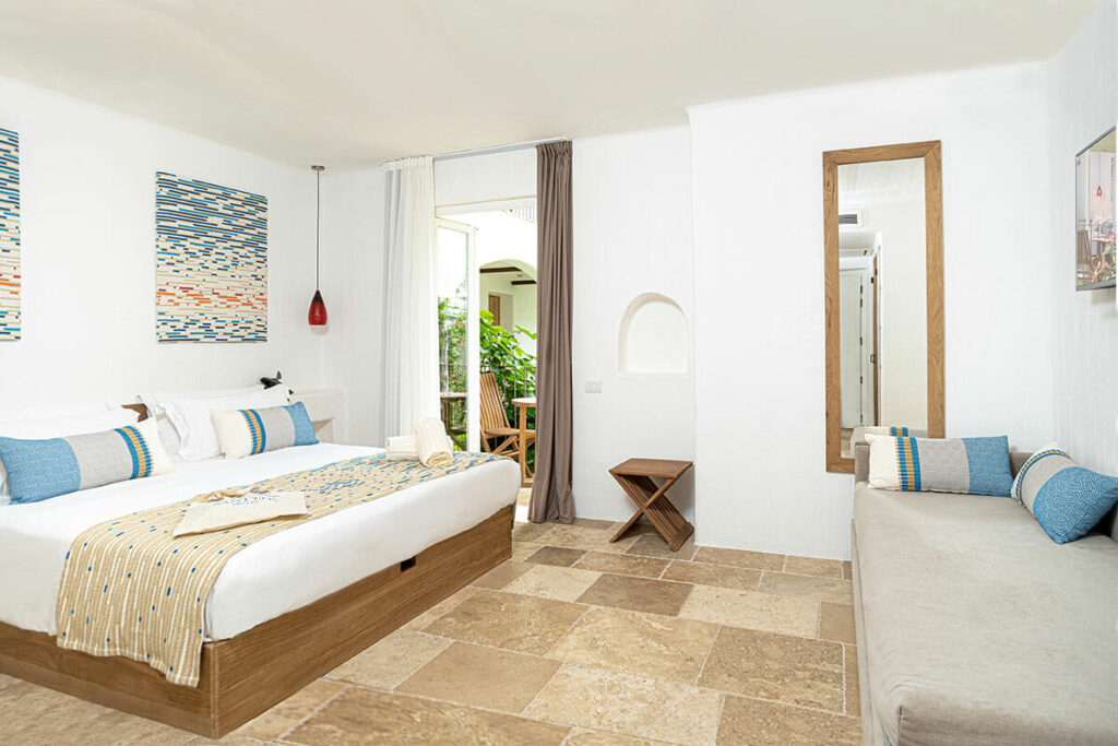 Chambre Prestige à l'hôtel Sant'Efis de Pula : design élégant et confort supérieur en Sardaigne.