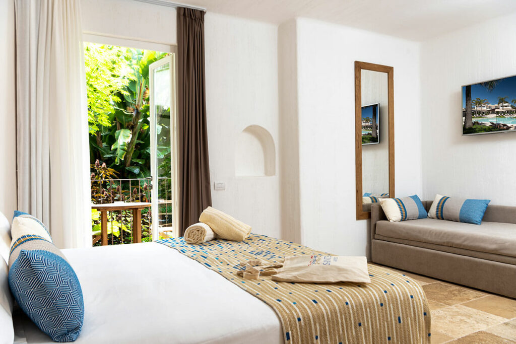 Chambre Prestige à l'hôtel Sant'Efis de Pula : design élégant et confort supérieur en Sardaigne.
