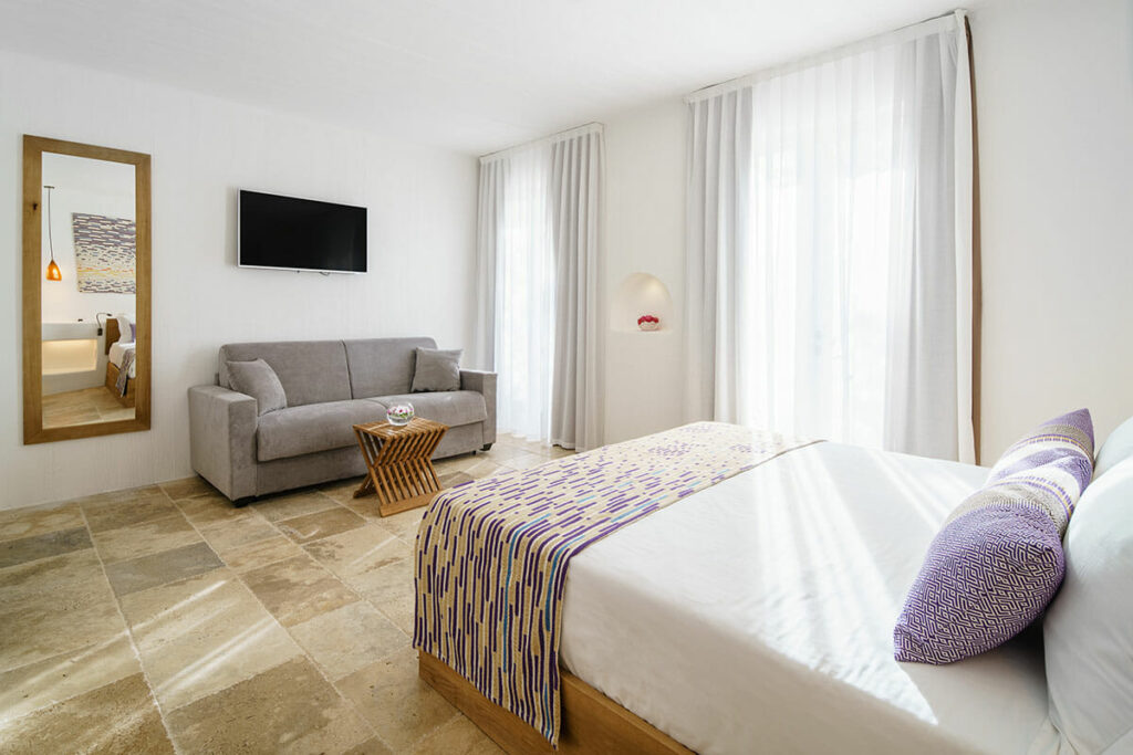 Chambre Prestige à l'hôtel Sant'Efis de Pula : design élégant et confort supérieur en Sardaigne.