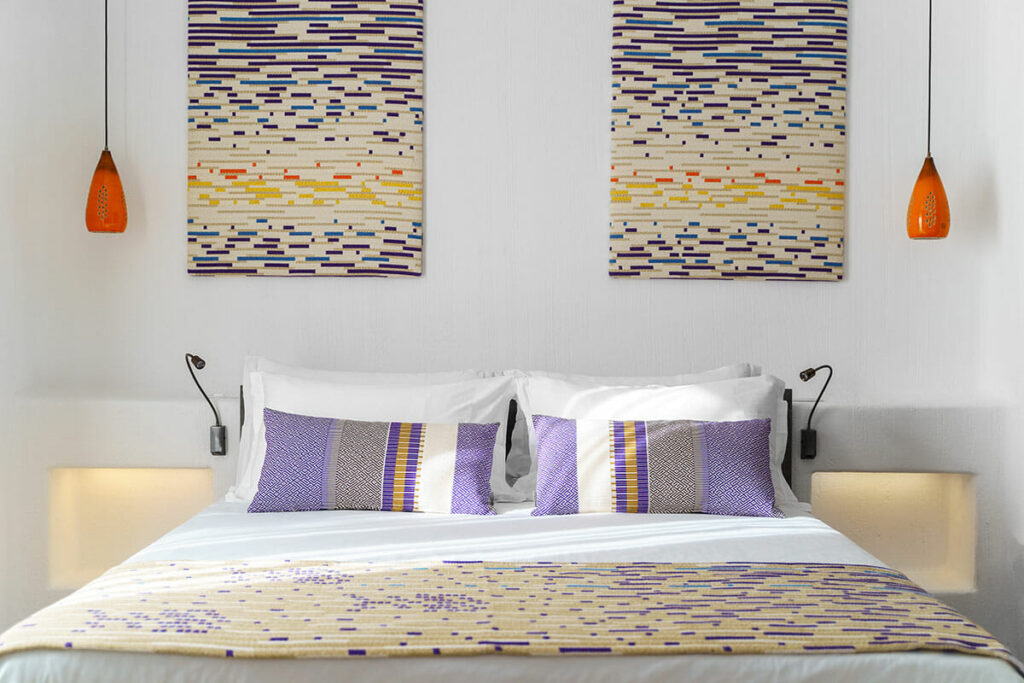 Chambre Prestige à l'hôtel Sant'Efis de Pula : design élégant et confort supérieur en Sardaigne.