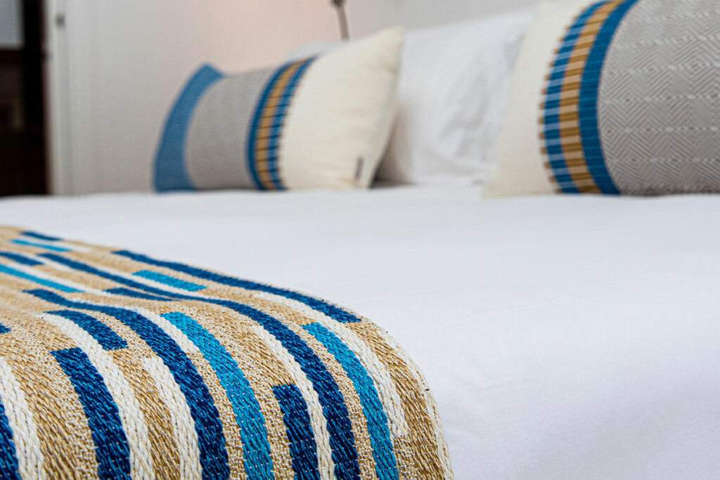 Chambre Prestige à l'hôtel Sant'Efis de Pula : design élégant et confort supérieur en Sardaigne.