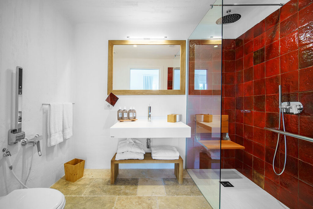 Chambre Prestige à l'hôtel Sant'Efis de Pula : design élégant et confort supérieur en Sardaigne.