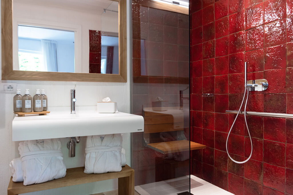Chambre Prestige à l'hôtel Sant'Efis de Pula : design élégant et confort supérieur en Sardaigne.